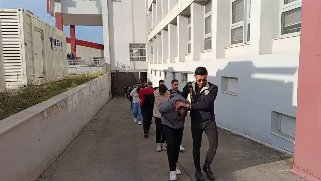 Adana’da ‘Sazan Sarmalı’ Çetesi Çökertildi! 3